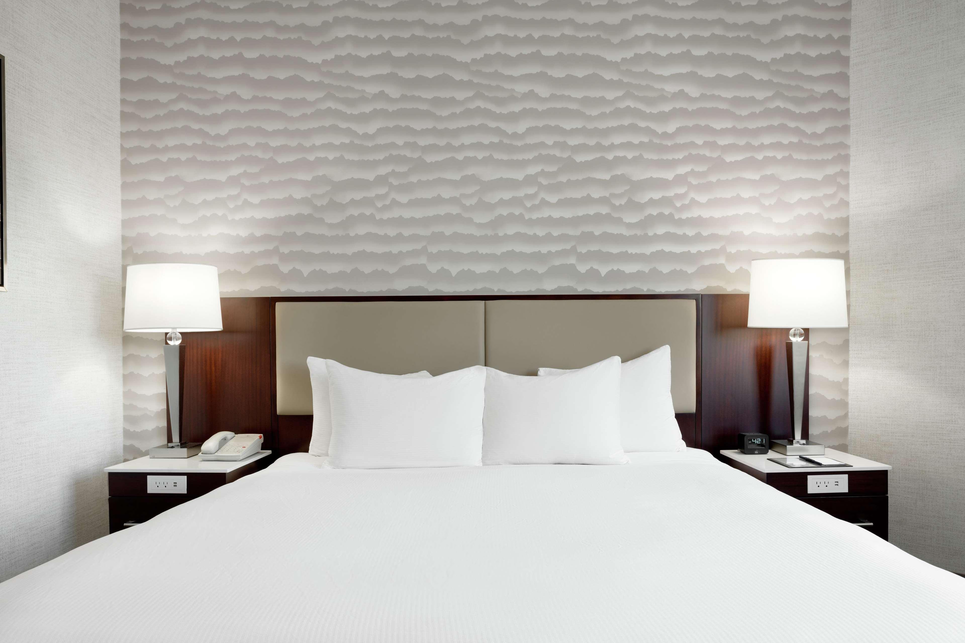 Doubletree Suites By Hilton Phoenix Ngoại thất bức ảnh