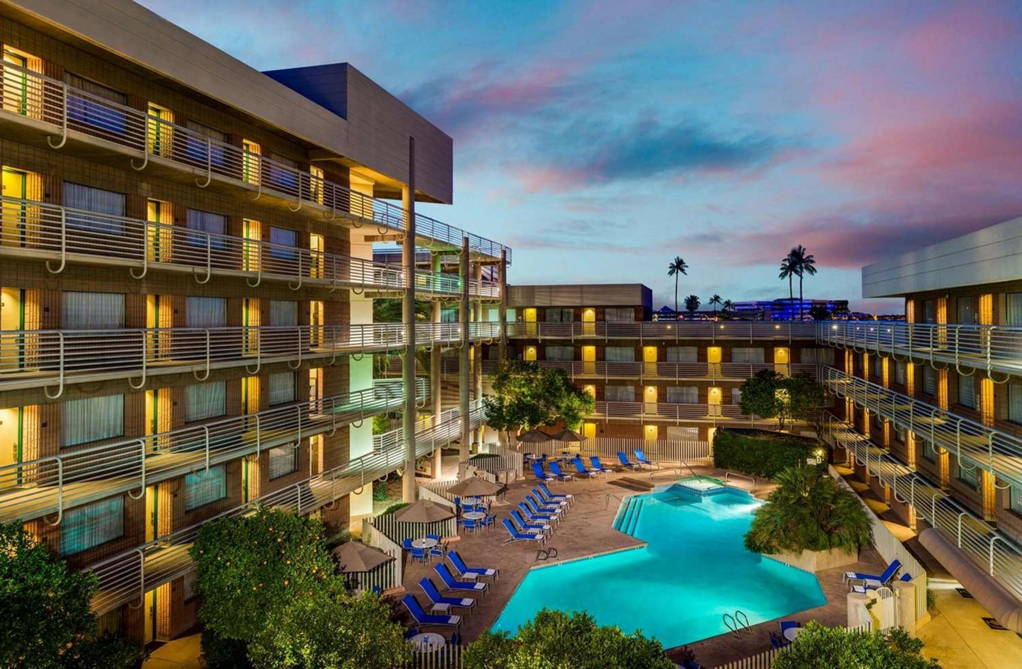 Doubletree Suites By Hilton Phoenix Ngoại thất bức ảnh