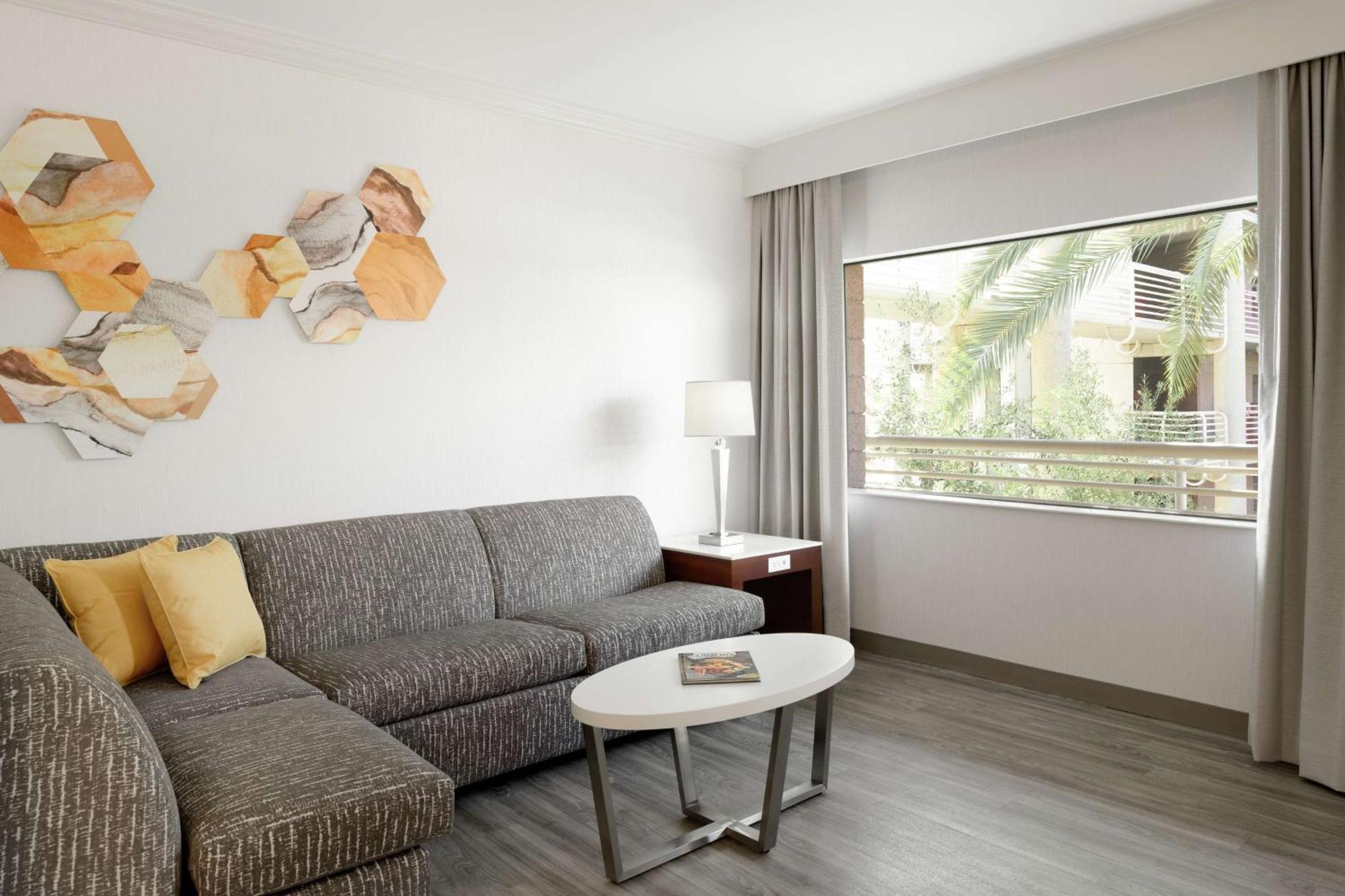 Doubletree Suites By Hilton Phoenix Ngoại thất bức ảnh